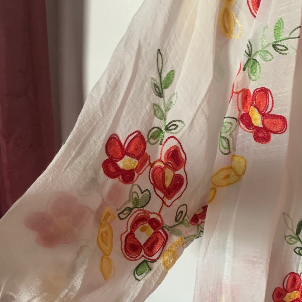 Floral Embroidered White Blouse - Picture 6 of 8